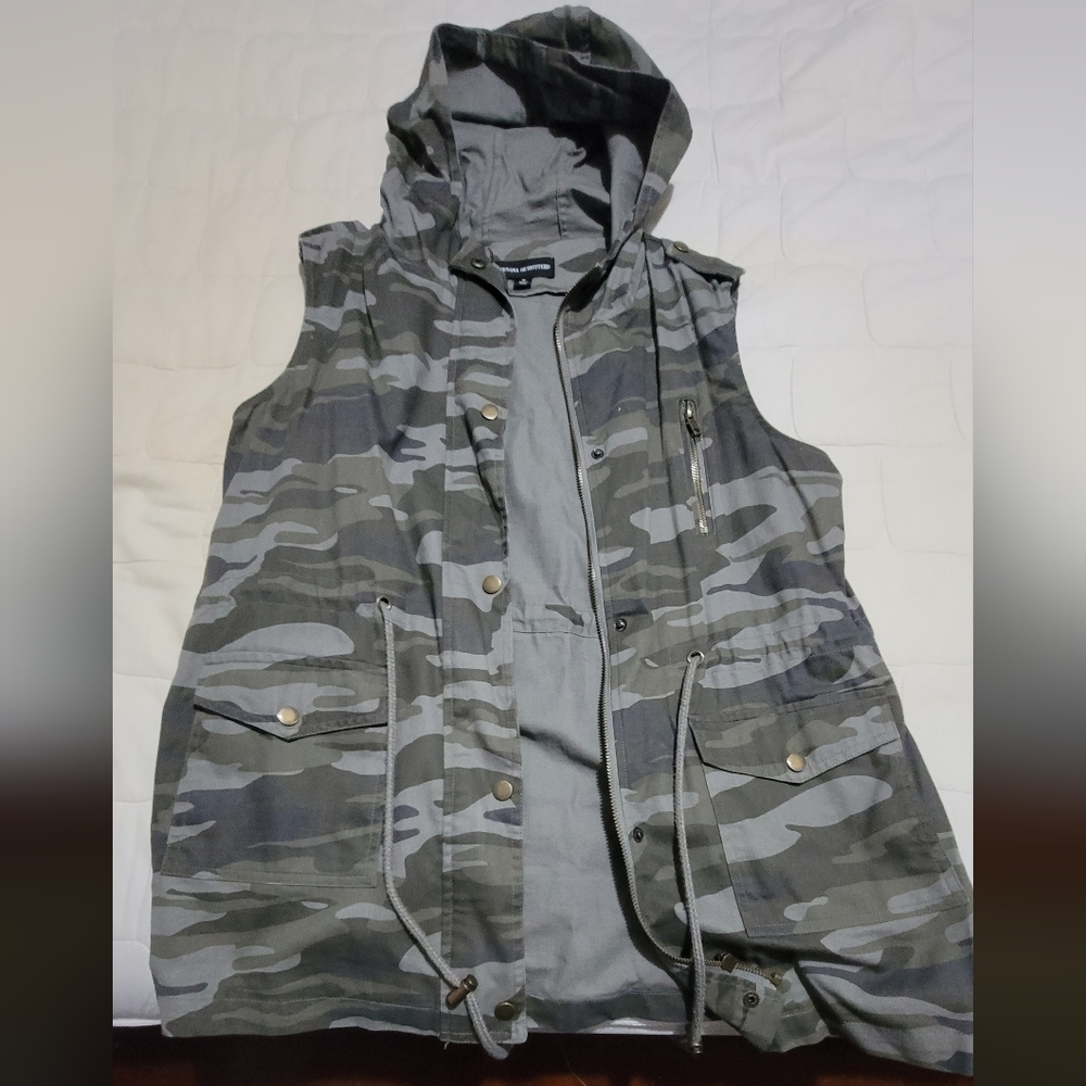 Women's camo zip up vest